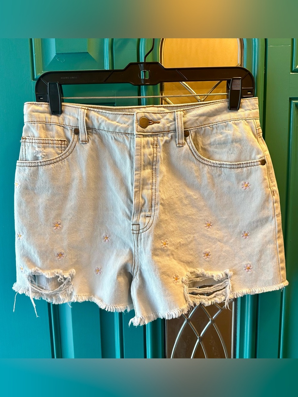 Easel Embroidered Daisy Distressed Denim Shorts Sz Medium High Rise Cutoff